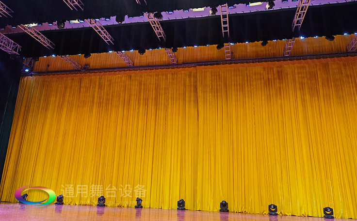 牽引大幕啟閉運(yùn)動(dòng)的機(jī)械設(shè)備。大幕機(jī)（proscenium curtain machinery）